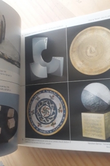 Forma Nueva, Significado Antiguo: 92 años de Judaica de Bezalel. Catalogo de la exposición celebrada en Museo Sefardí, 2001