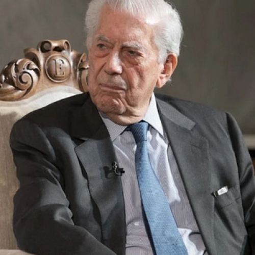 Vargas Llosa ingresa en la Academia Francesa.